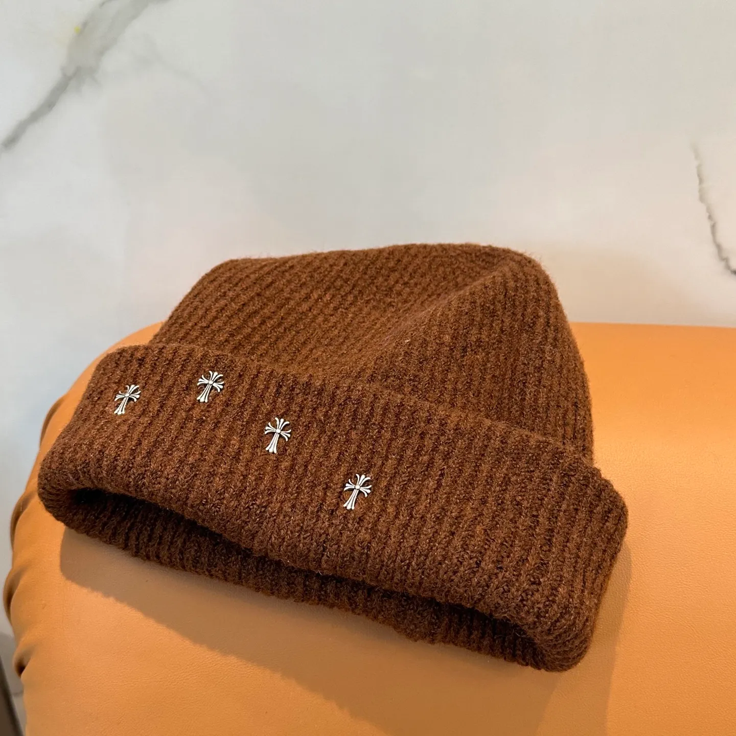 P56 🤍Chrome hearts new autumn and winter cross knitted hat🧶 One of the must-have hats in autumn and winter~ It really looks good on whoever wears it~, it is also a perfect match in black and white and gray in autumn~
